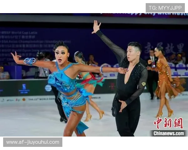 《舞蹈与小足球融合创意挑战精彩视频展现运动与艺术的完美结合》 《舞蹈与小足球融合创意挑战精彩视频展现运动与艺术的完美结合》